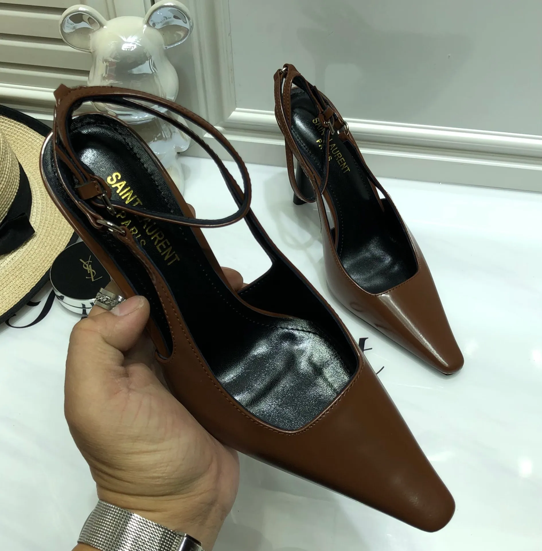 👟👟Ex-factory price 560👟👟 Top quality Saint Laurent/Yves Saint Laurent 2024 spring and summer new style👠Small square toe high heels of the same style as Rose. The layered leather high heels are very good at modifying the foot shape. In recent years, SLP has become more and more understanding of women in high heels. ysl beautiful high heels 👠Number of yards: 35-40 (41 customized, non-returnable) Upper: open edge beaded cowhide/patent leather, lining Imported sheepskin lining, sole: genuine leather outsole, heel height: 10cm (heel imported from Italy)